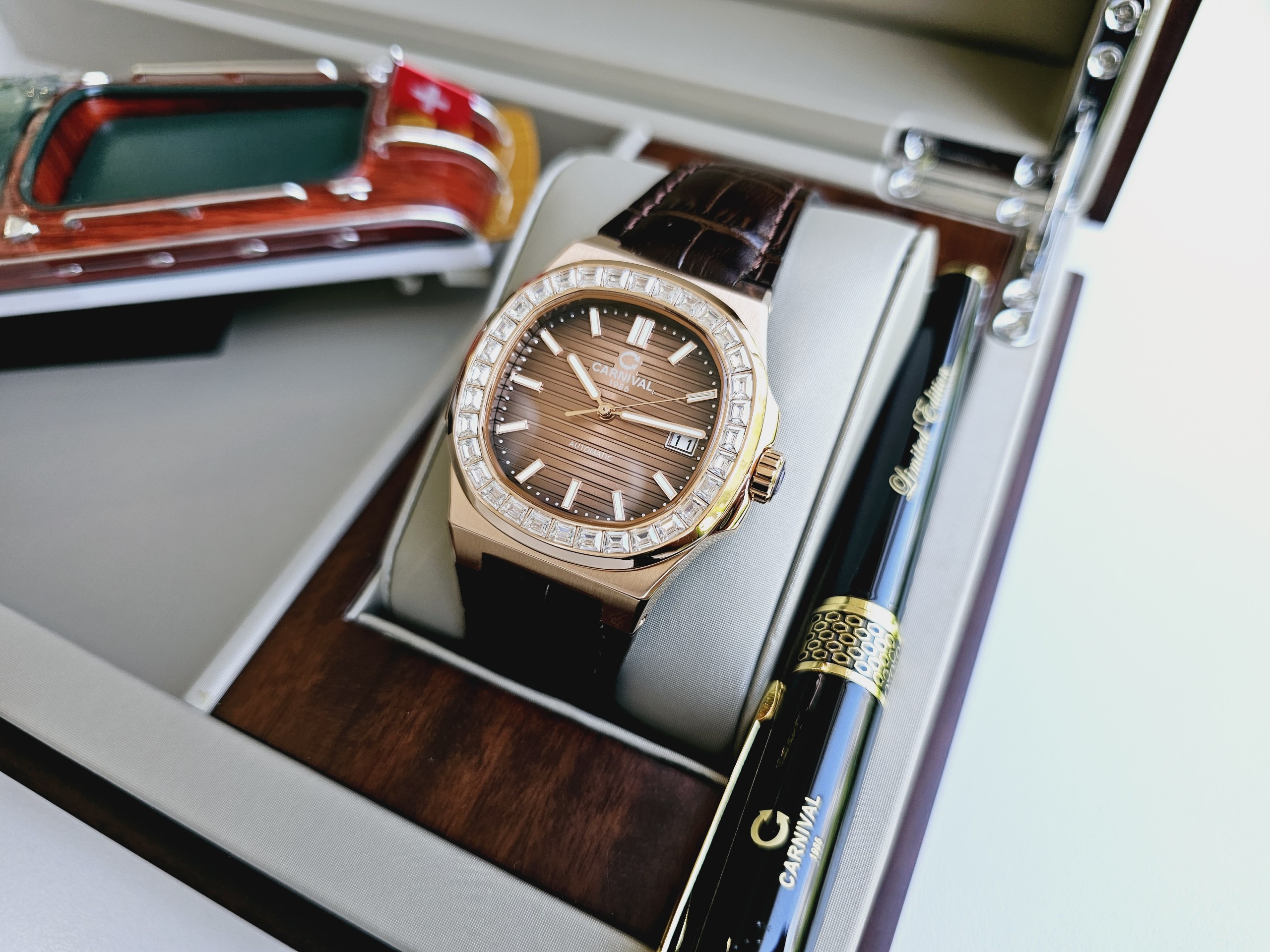 Đồng Hồ carnival Nautilus 8108G Đẳng Cấp